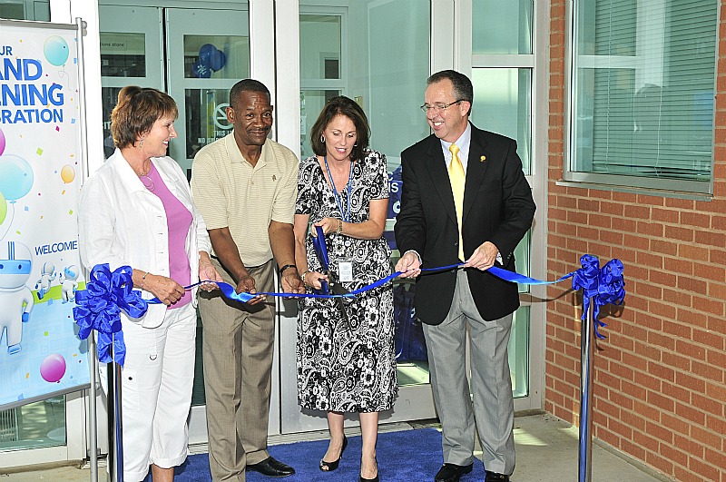 Cox Celebrates Opening of New Store/Wireless Service